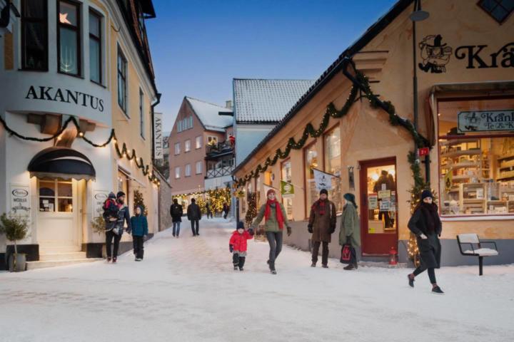 Julstämning på Hästagatan. Bild från Visby Centrum.