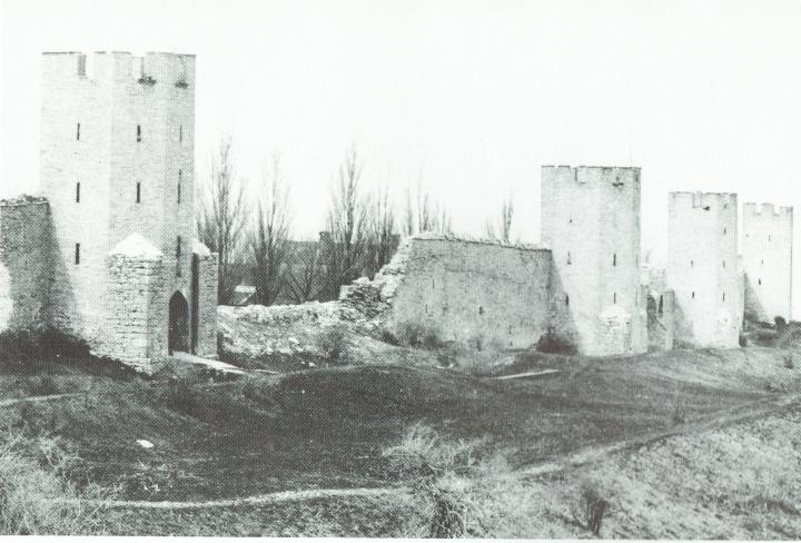 På bilden till höger om S:t Göransporten har muren rasat. Där fanns tidigare ett sadeltorn; Sadeltorn 12. Bild från Visby förr i tiden.