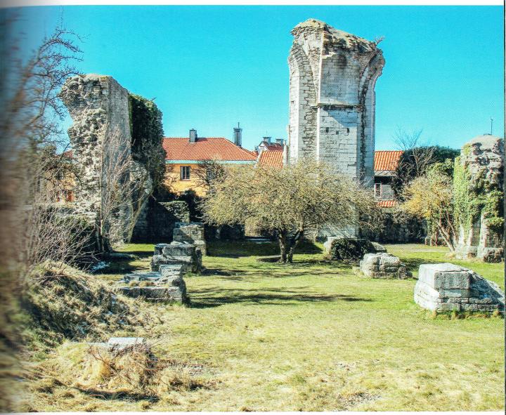 S:t Hans ruin från öster med resterna av det mäktiga tornet, som står där den första stenkyrkan uppfördes och där den forntida offerplatsen låg.