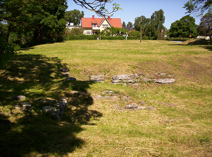 Korsbetningen och grundmurar efter Solberga kloster.