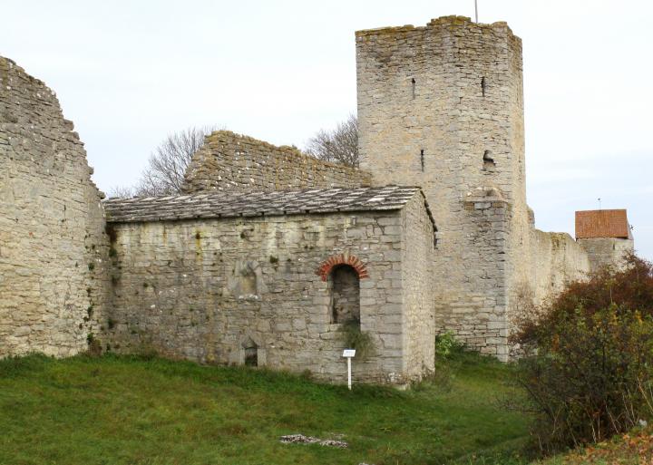 Tjärkokeriet. Foto från söder på utsidan muren. Bild från Visby stadsmur.