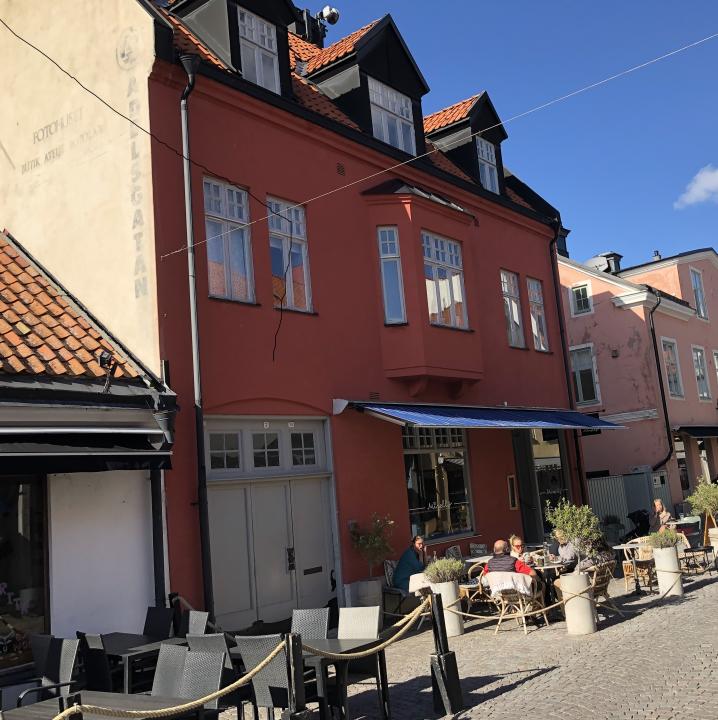 Adelsgatan 3, Mirells. Foto 2022.