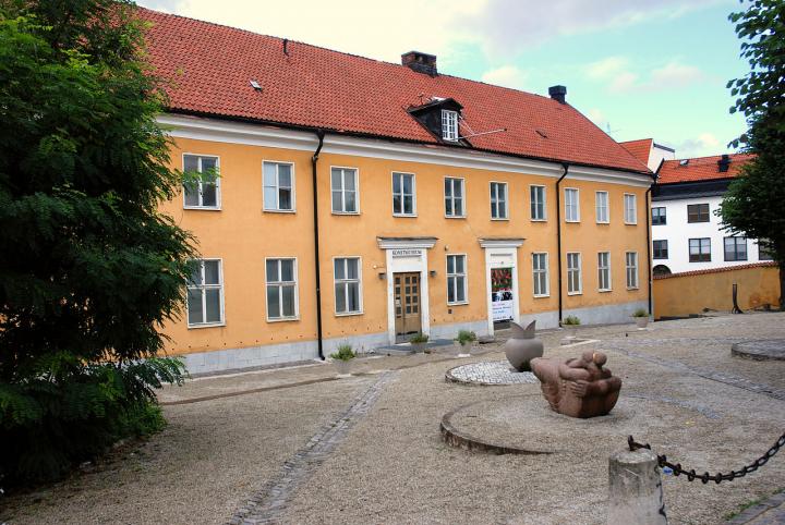 Sankt Hansskolan var folkskola, småskola, Läroverksannex, bytte namn till Lilla Sankt Hansskolan och blev så småningom Gotlands Konstmuseum.