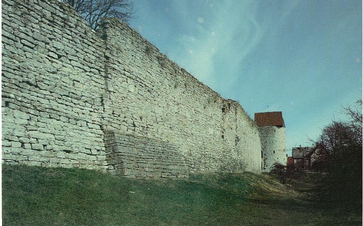 Krigsskadat murparti? Bild från Visby stadsmur.