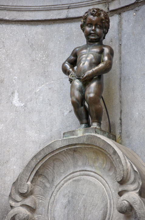 Offentliga toaletter. Manneken pis i Bryssel.