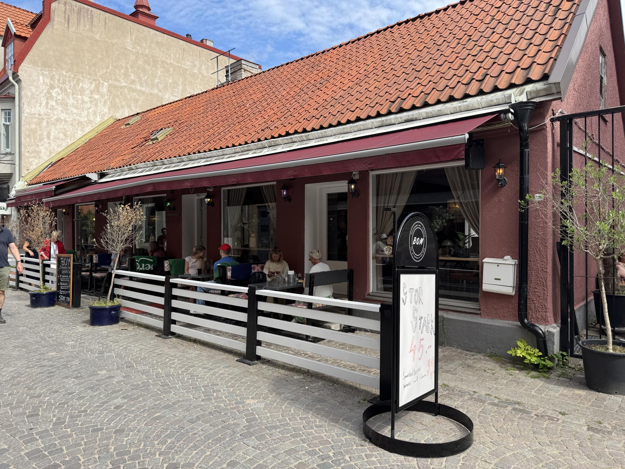 Adelsgatan 30, restaurang Bom Visby. Foto 2026, Gustav Appelquist.