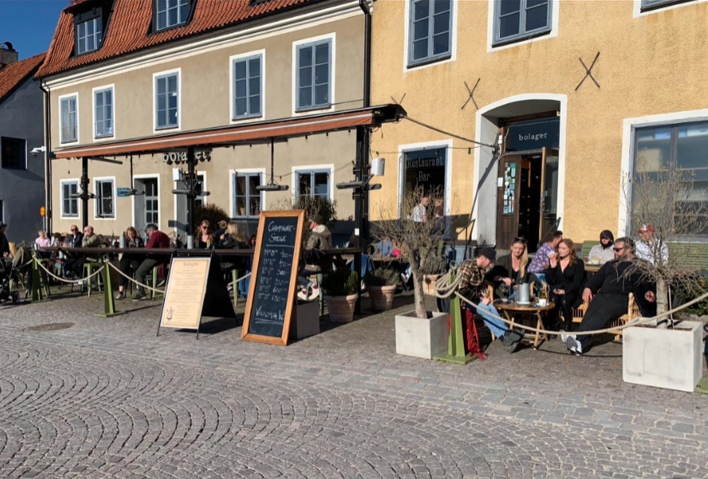 Restaurang Bolaget, Stora Torget 8. Skyltningen ordnades enkelt. "System" togs bort och kvar blev "bolaget".